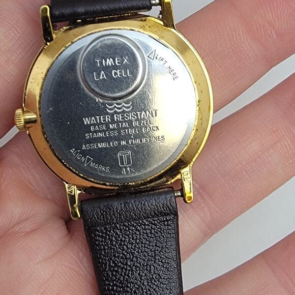 Vintage Watches Timex Quartz Gold Case Watch with Bold Dial & Leather Band - Picture 2 of 10